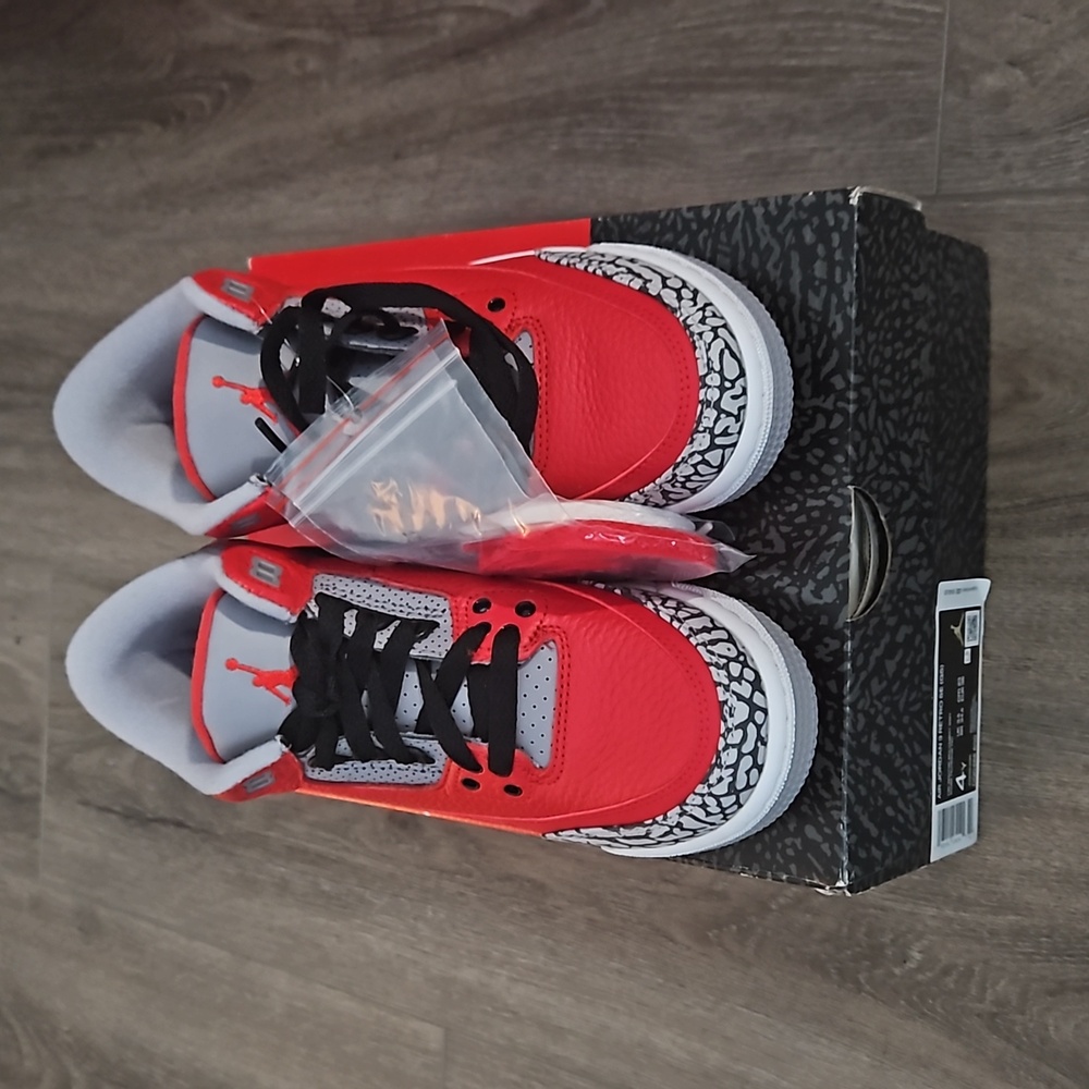 Jordan retro 3 GE/SE red cement/unite kids size 4
